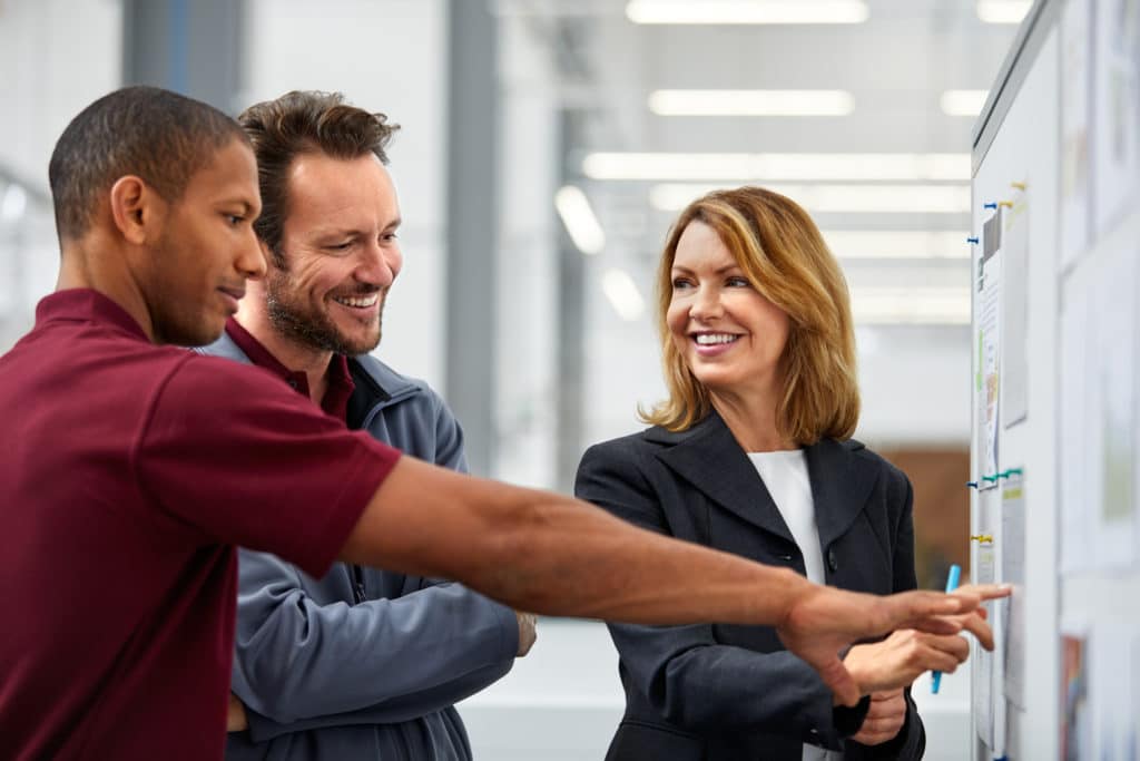 Expert Coach 3 Personnes Devant Tableau